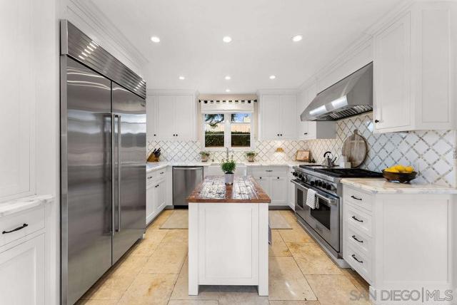 7725 Whitefield Pl, La Jolla CA: https://media.crmls.org/mediaz/d9489904-f825-4f02-9ba8-8f2e783a3362.jpg