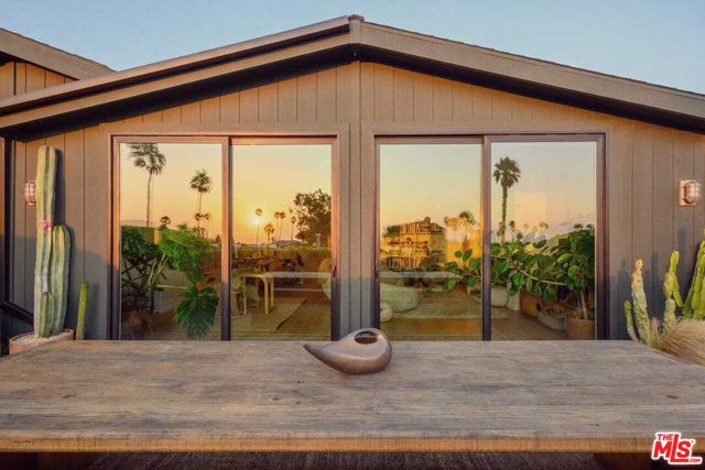 29500 Heathercliff Road, Malibu CA: https://media.crmls.org/mediaz/d948ea72-7162-42c0-ad5a-e01ed9a0feb3.jpg