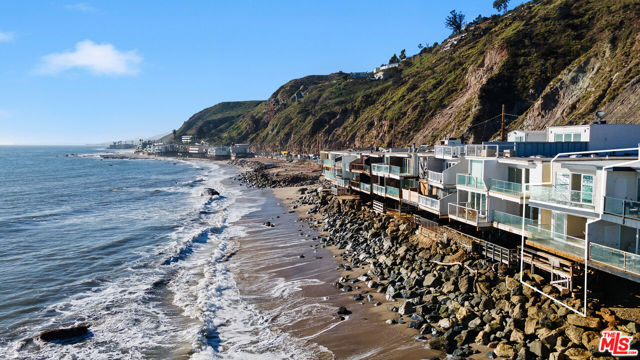 20438 Pacific Coast Highway, Malibu CA: https://media.crmls.org/mediaz/d9490fbe-8484-4c62-8f41-bc8f856e57cb.jpg