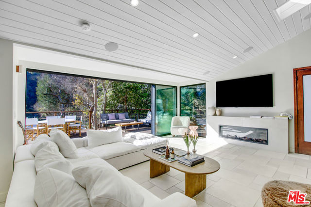 1845 Calgary Lane, Los Angeles CA: https://media.crmls.org/mediaz/d94ac316-6ece-4d0c-b4fb-0c955e1ce81a.jpg