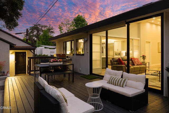 4428 Oakwood Avenue, La Canada Flintridge CA: https://media.crmls.org/mediaz/d94b3a92-3fb0-4cc7-a5db-9b15b7f77927.jpg