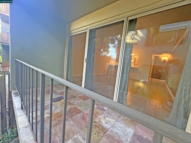 401 Monte Vista Ave, Oakland CA: https://media.crmls.org/mediaz/d94bc592-e43c-4f8f-bff9-dc009cc205c6.jpg