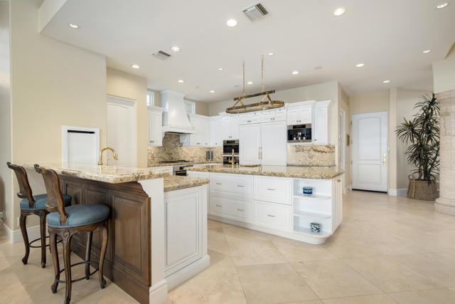 80614 Via Pessaro, La Quinta CA: https://media.crmls.org/mediaz/d94d19d4-1ff4-4160-9441-35f1a63e7f7b.jpg