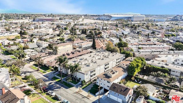 212 E Tamarack Avenue, Inglewood CA: https://media.crmls.org/mediaz/d94d971a-5ef5-4731-930e-b0a56e4d0162.jpg