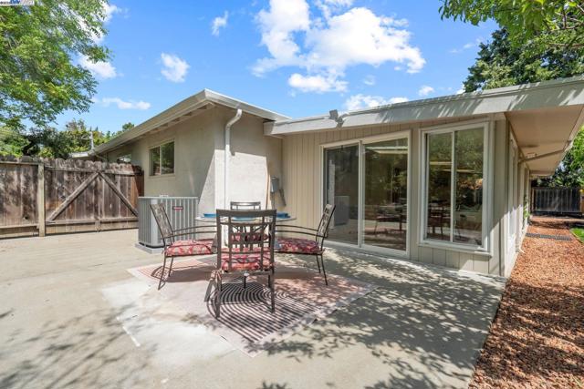 2371 Mallard Dr, Walnut Creek CA: https://media.crmls.org/mediaz/d94e0f80-df37-4b3e-83b4-8853a903087e.jpg
