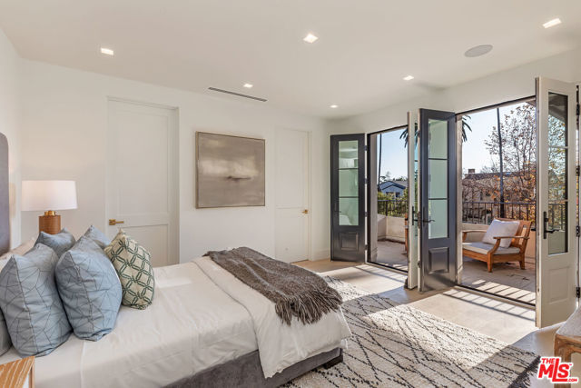 409 21st Street, Santa Monica CA: https://media.crmls.org/mediaz/d95288cd-8a53-449b-8535-c9d79e2e9dc1.jpg