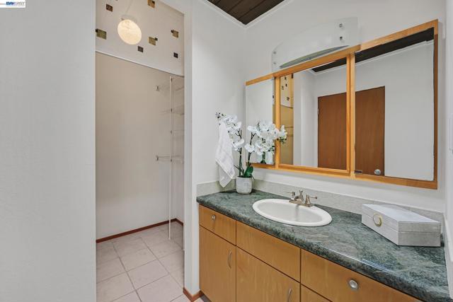 5354 Greenridge Rd, Castro Valley CA: https://media.crmls.org/mediaz/d954cc9d-6c7a-480d-b469-b359d16cbf48.jpg