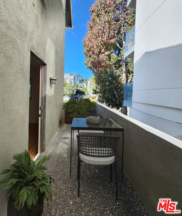 1940 S Beverly Glen Boulevard, Los Angeles CA: https://media.crmls.org/mediaz/d95587eb-7b71-476b-8317-78ae2efef945.jpg