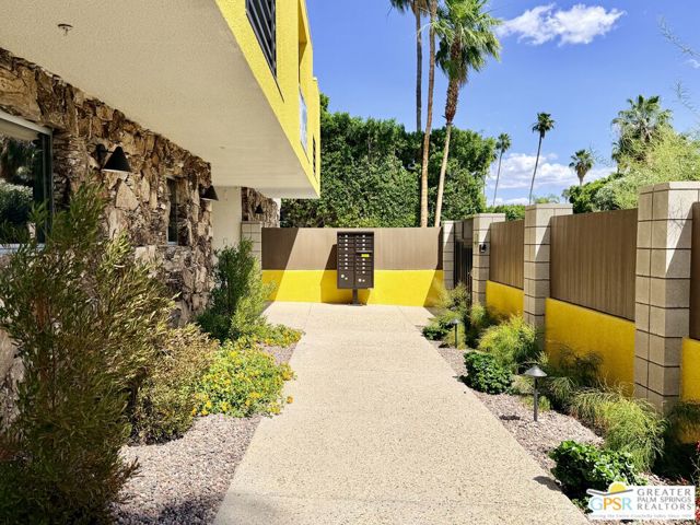 588 E San Lorenzo Road #204, Palm Springs, CA 92264