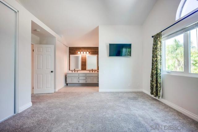 40037 Amberley Cir, Temecula CA: https://media.crmls.org/mediaz/d9567abd-e008-43fb-87b2-309e6770185e.jpg