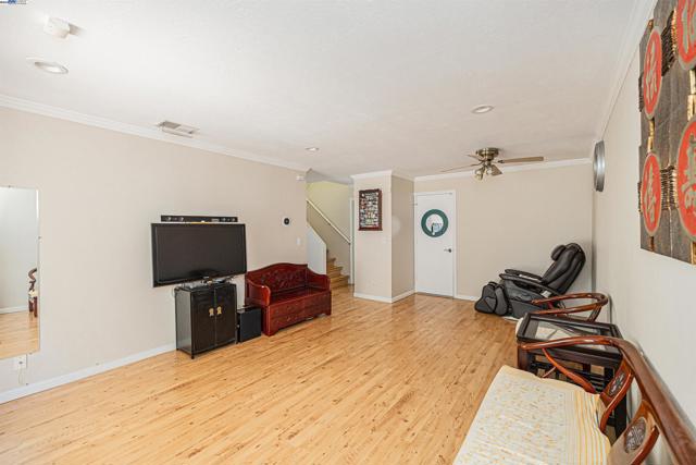 477 Clifford Ct, Bay Point CA: https://media.crmls.org/mediaz/d9580b08-8a32-430b-8696-35c7091ed543.jpg