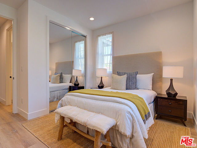 819 N Sycamore Avenue, Los Angeles CA: https://media.crmls.org/mediaz/d95864f7-a658-4156-9d3a-3257b7634a69.jpg