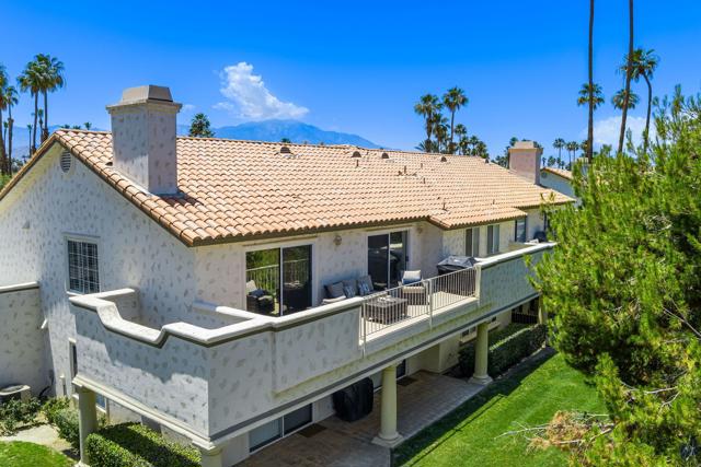 340 Vista Royale Drive, Palm Desert CA: https://media.crmls.org/mediaz/d95873cf-0dd7-4302-841d-1accc4b991c8.jpg