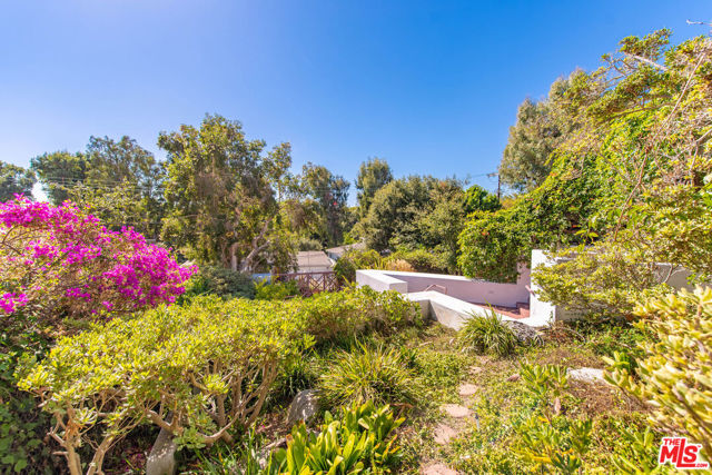 16449 Akron Street, Pacific Palisades CA: https://media.crmls.org/mediaz/d9592f42-16e3-4da6-afca-62073bb13477.jpg