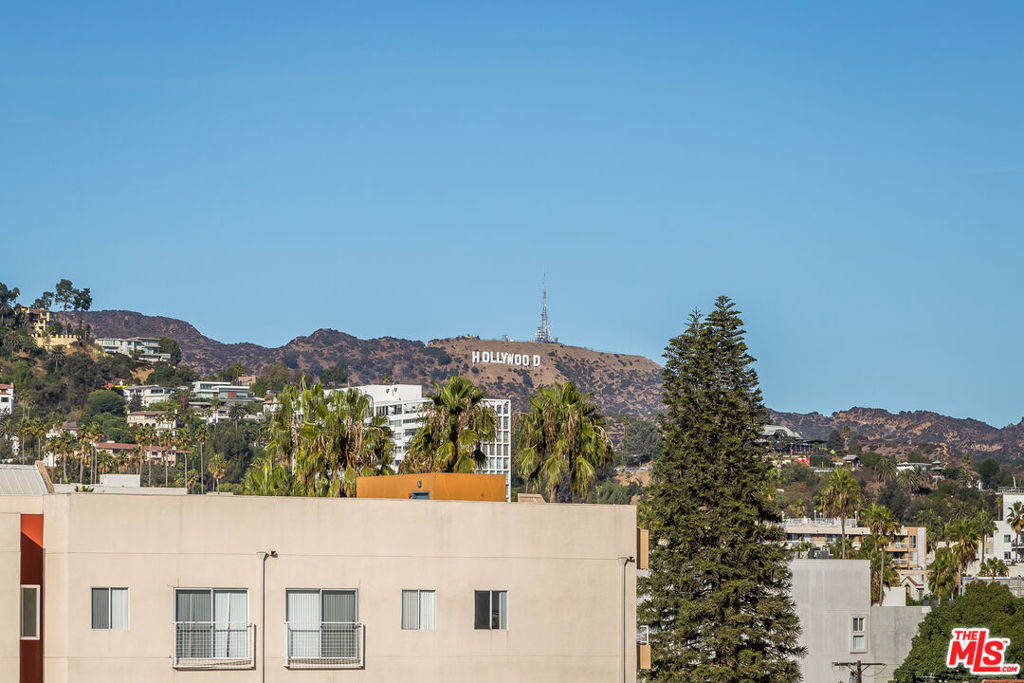 https://media.crmls.org/mediaz/d95a2538-d23b-4966-9951-96fd18aa2ad0.jpg?preset=X-Large