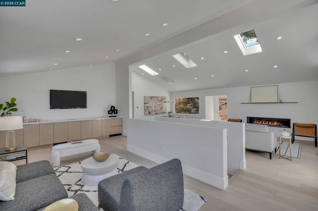 127 Caminar Way, Walnut Creek CA: https://media.crmls.org/mediaz/d95b427f-fed3-4e17-9d94-a61c7bb5ec66.jpg