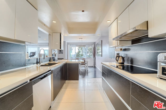 910 S HOLT Avenue, Los Angeles CA: https://media.crmls.org/mediaz/d95b6464-1235-4174-9db6-dd34422d37b0.jpg