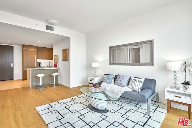 889 Francisco Street, Los Angeles CA: https://media.crmls.org/mediaz/d95b8f19-59fe-4266-811b-1e9c49b48a35.jpg