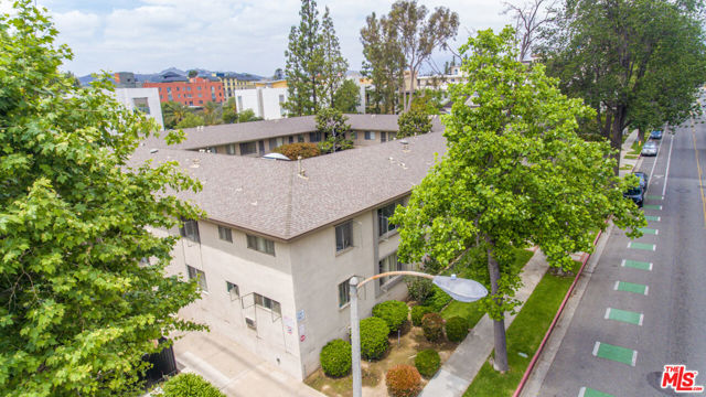 275 S Marengo Avenue, Pasadena CA: https://media.crmls.org/mediaz/d95d2445-87f0-45fb-865d-0cc569ca35cb.jpg