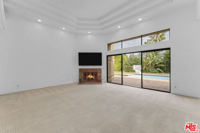 3516 Malibu Country Drive, Malibu CA: https://media.crmls.org/mediaz/d9606f03-e7bd-47d2-aeed-4f613d3ef040.jpg