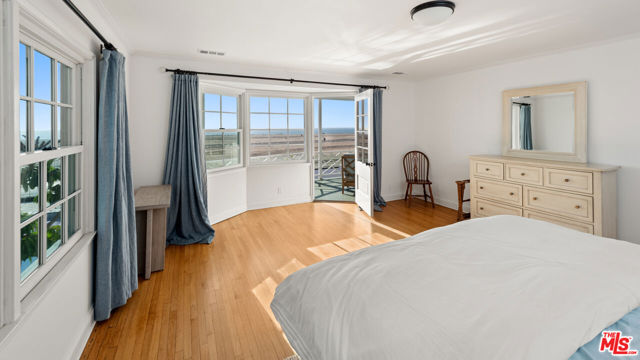 605 Palisades Beach Road, Santa Monica CA: https://media.crmls.org/mediaz/d9626772-d047-41e8-a9f0-b9970921c85c.jpg