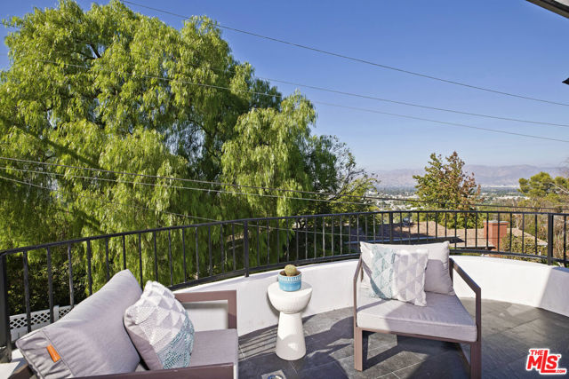 3712 Berry Drive, Studio City CA: https://media.crmls.org/mediaz/d962bbef-8ad9-4cdc-b4cf-d6aaf6f010f6.jpg