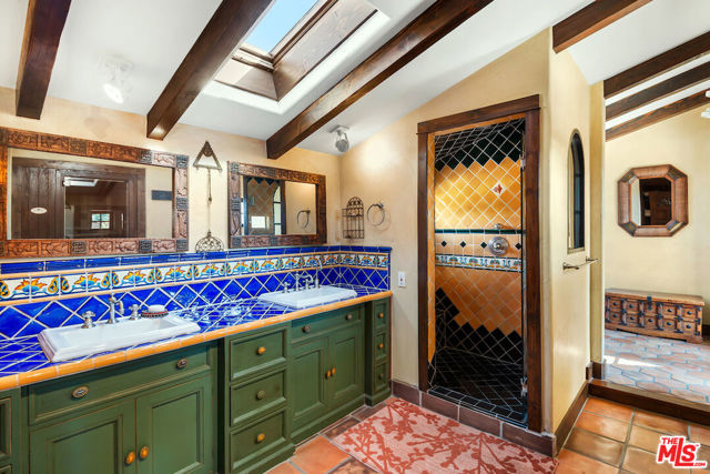 667 Santa Clara Avenue, Venice CA: https://media.crmls.org/mediaz/d9632814-88ce-4b65-948b-3b235a49362d.jpg