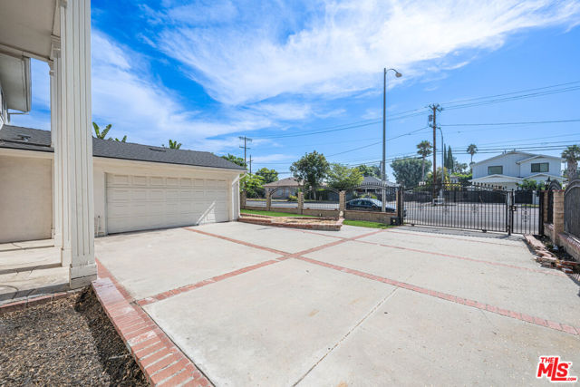 6257 Lindley Avenue, Tarzana CA: https://media.crmls.org/mediaz/d964806f-ca28-4bd6-ba66-5132f5f78e90.jpg