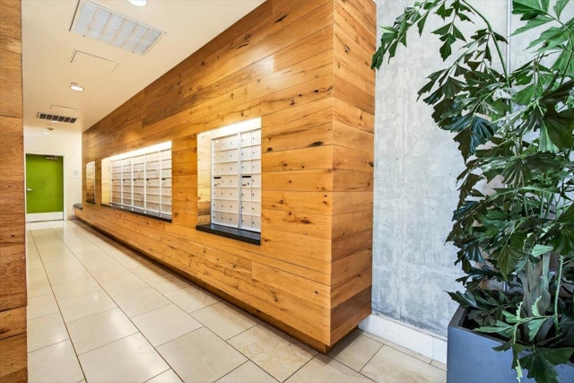 311 Oak St, Oakland CA: https://media.crmls.org/mediaz/d964a432-dfd7-4b03-a2f0-ad783d195a29.jpg