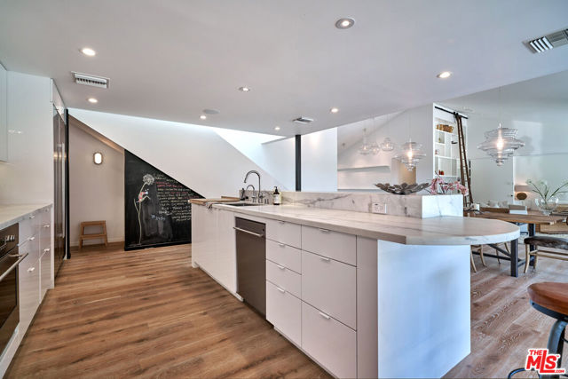 6342 Innsdale Drive, Los Angeles CA: https://media.crmls.org/mediaz/d964a722-c0be-45d1-961e-4be05f2f9e38.jpg