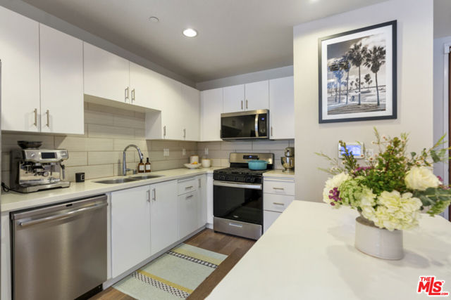 13337 Beach Avenue, Marina del Rey CA: https://media.crmls.org/mediaz/d965093a-fc09-4ea2-87c1-26039a575be4.jpg