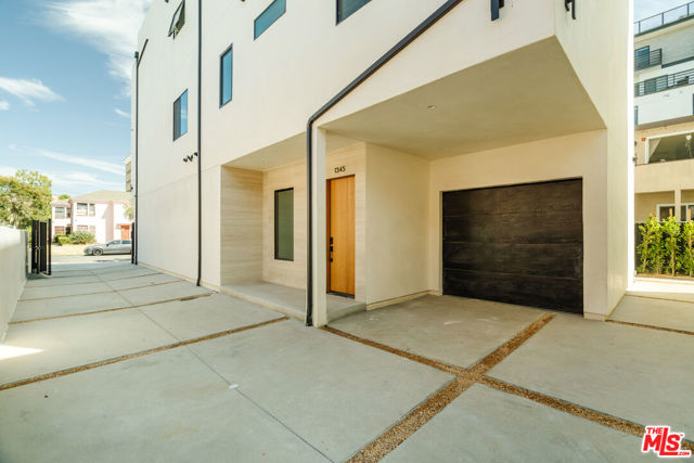 1343 S Ogden Drive, Los Angeles CA: https://media.crmls.org/mediaz/d9653df1-e400-4cd8-bf56-41bc602bc56c.jpg