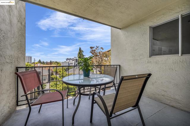 567 Oakland Ave., Oakland CA: https://media.crmls.org/mediaz/d9672b7d-fbc1-49ed-ab2c-0e23954fd265.jpg