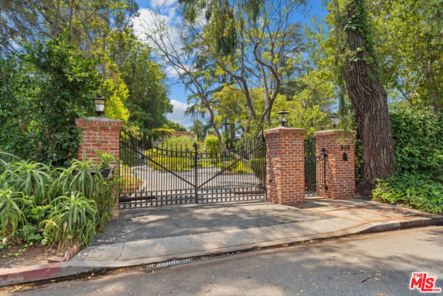 808 Woodacres Road, Santa Monica CA: https://media.crmls.org/mediaz/d968b94a-da0c-493d-88f8-a1307d8ddc35.jpg