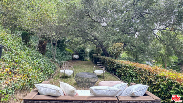 752 Country Club Drive, Burbank CA: https://media.crmls.org/mediaz/d96920cf-735f-4ff9-b4d1-892d3ed49d7e.jpg