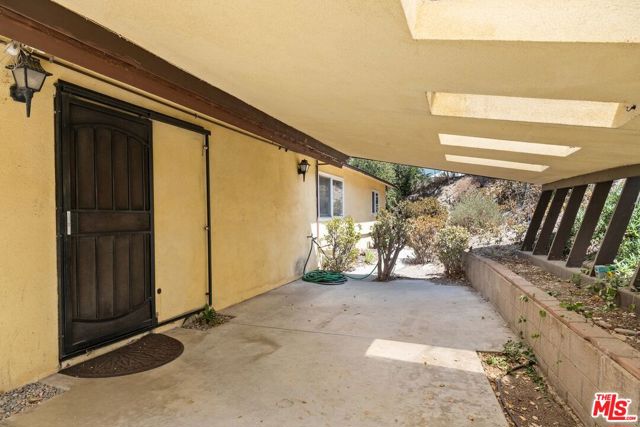 9762 Sunland Boulevard photo 4