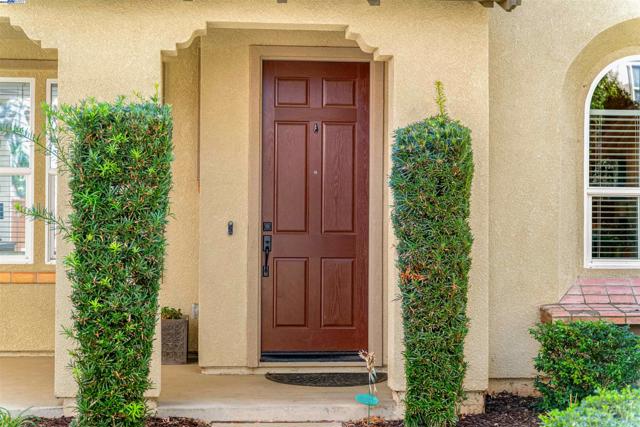 215 W Santa Cruz Way, Mountain House CA: https://media.crmls.org/mediaz/d96b96d8-621d-4086-b41f-5a40d184ad72.jpg