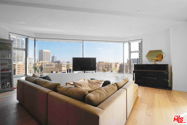 801 S Grand Avenue, Los Angeles CA: https://media.crmls.org/mediaz/d96d759f-6920-48cd-be25-9b8f9605b952.jpg