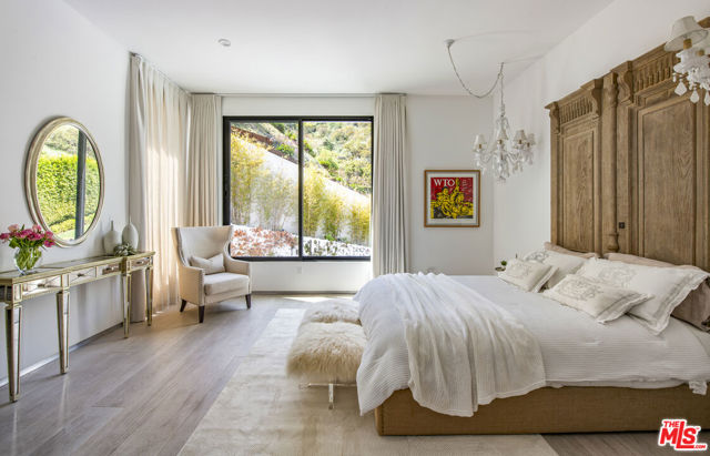 9852 San Circle, Beverly Hills CA: https://media.crmls.org/mediaz/d96d8d4e-12ca-40b3-834a-772fe7bf0b83.jpg