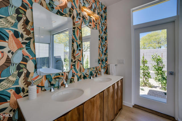2839 N Davis Way, Palm Springs CA: https://media.crmls.org/mediaz/d96e6856-b1b2-409c-9bdf-9c88598a1522.jpg
