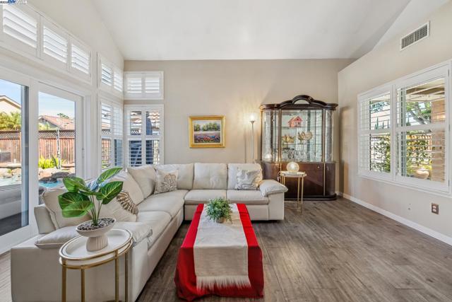 1005 Wood Thrush Ln, Tracy CA: https://media.crmls.org/mediaz/d96fbba2-ffb6-4b06-9592-bf8241aa566d.jpg
