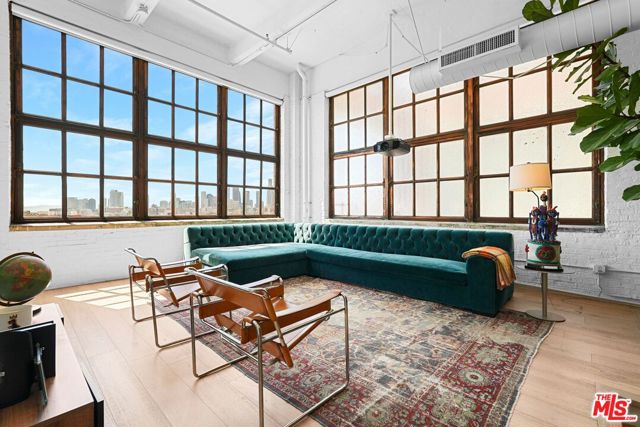 1850 Industrial Street, Los Angeles CA: https://media.crmls.org/mediaz/d9703438-5be1-4246-82b8-153bf6716dea.jpg