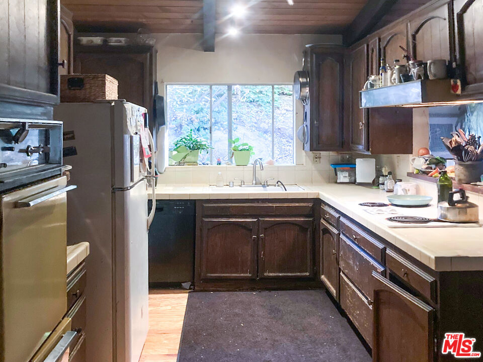 https://media.crmls.org/mediaz/d970d382-05d4-4257-bf30-3de58a4f71bc.jpg?preset=X-Large