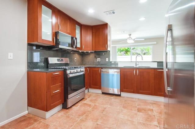 4620 Los Alamos Way, Oceanside CA: https://media.crmls.org/mediaz/d970de14-7a7b-4814-b94b-cd0f58770f4e.jpg