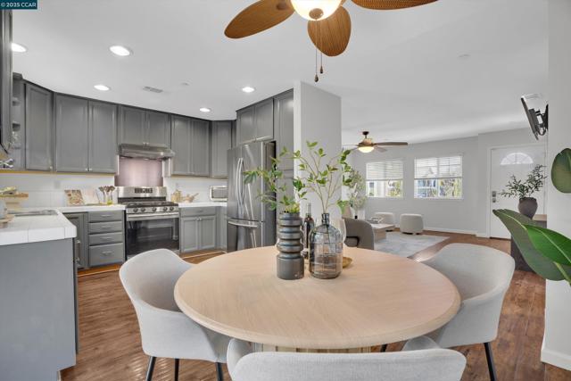6911 Brentwood Blvd, Brentwood CA: https://media.crmls.org/mediaz/d9715665-c19e-46ab-97ec-13253c3eb95a.jpg