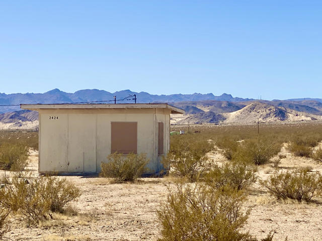 2424 Maize Road, 29 Palms CA: https://media.crmls.org/mediaz/d9718220-94b8-4fc0-8569-2b0b7c19a34d.jpg