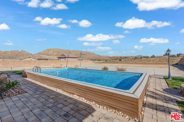 17794 Cabazon Road, Apple Valley CA: https://media.crmls.org/mediaz/d971d8e2-101d-4a06-9041-011408852192.jpg