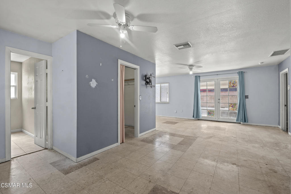 https://media.crmls.org/mediaz/d975b8eb-c4f9-4d83-9e66-e4a0d4f2c418.jpg?preset=X-Large