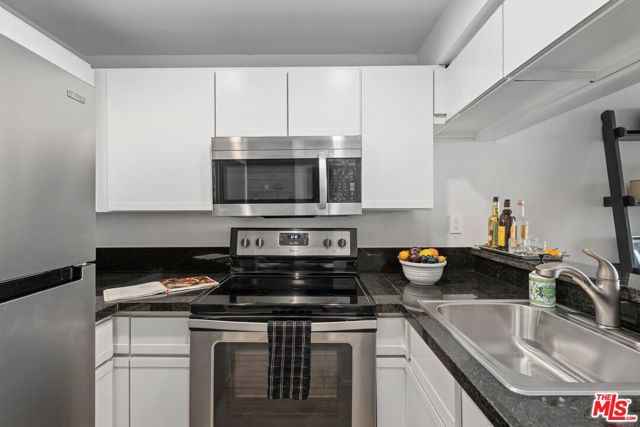 1440 Veteran Avenue, Los Angeles CA: https://media.crmls.org/mediaz/d975bb90-88fd-4001-9d96-973d6b819f30.jpg