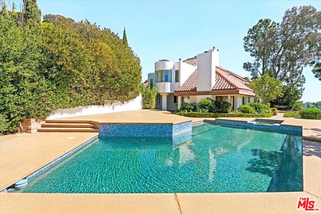 7940 Vulcan Drive — architectural residence